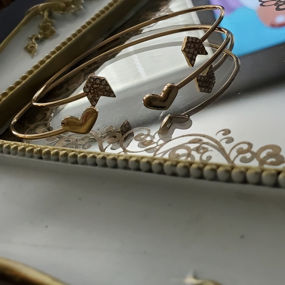 Gold heart n shield bracelet set - Picture 4 of 4